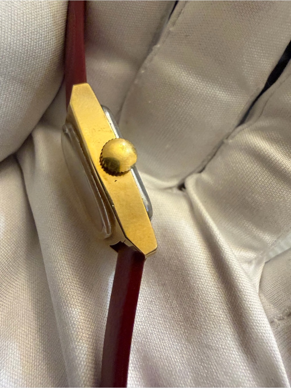Vintage Timex Ladies Manual Wind Watch - Gold Tone Case - Red Dial 19mm x 30mm - Picture 9 of 13